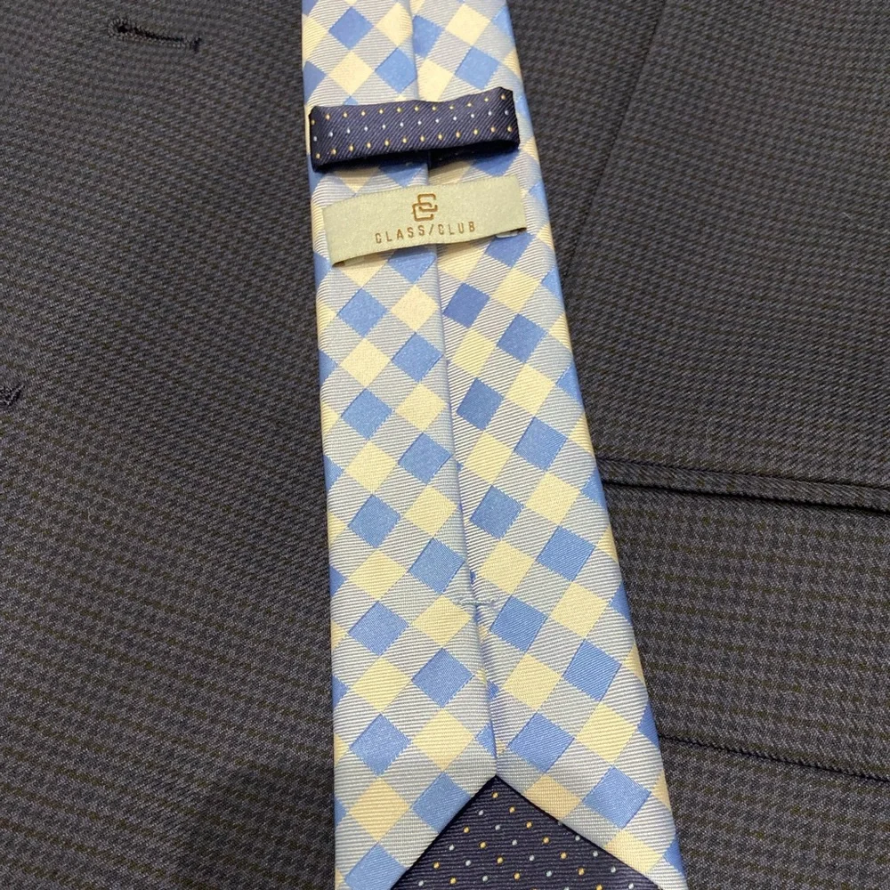 Classic blue tie for the navy suit